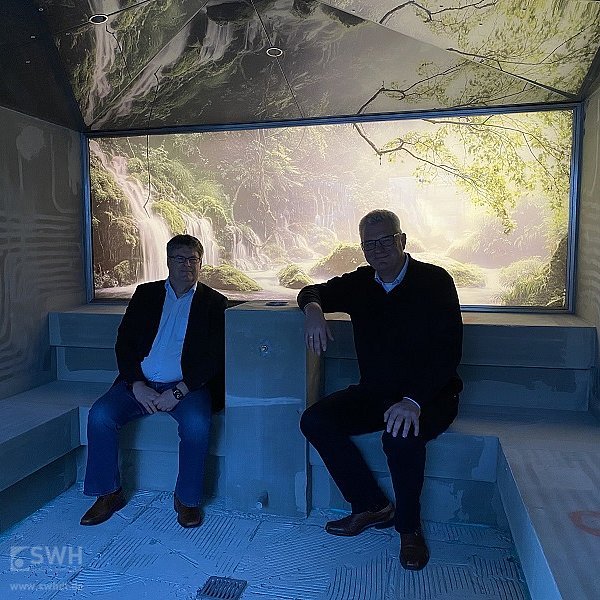 Geschäftsführer Detlef Koch und René Vieille sitzen in der fertiggestellten Dampfsauna