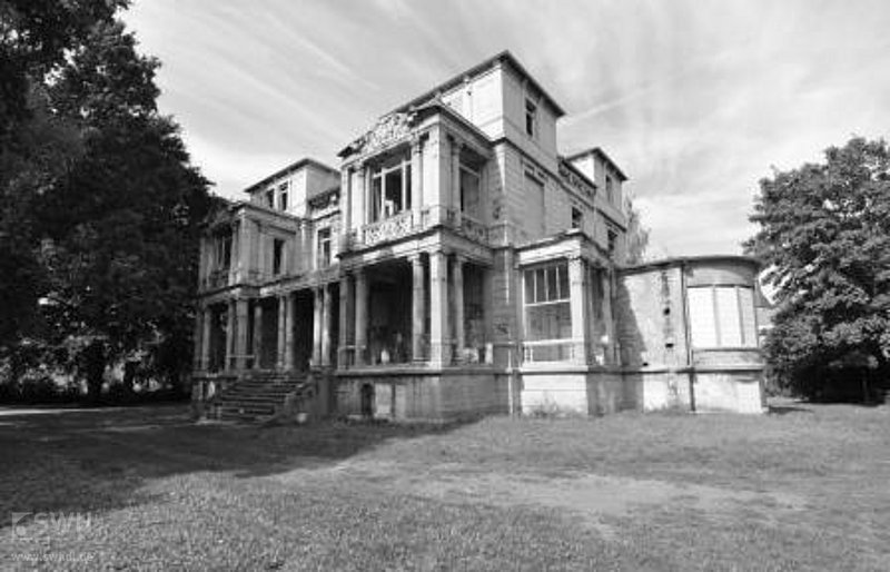Villa Albrecht unsaniert in schwarz-weiß