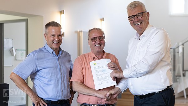 Bernhard Hieber, Jens Ganso und Detlef Koch beim Handshake nach Vertragsunterzeichnung
