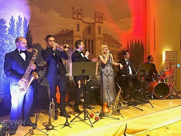 Gala Band Berlin beim Auftritt auf einer Bühne