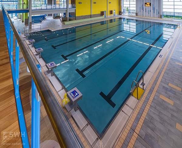 Blick auf die neuen Schwimmbecken